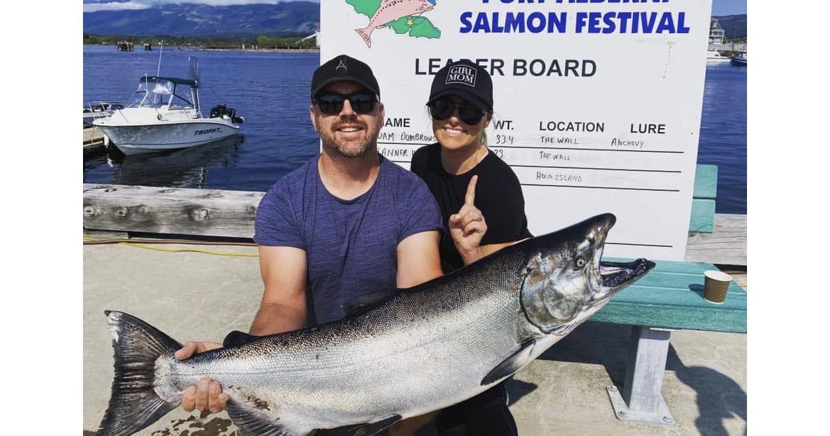 Adam and his wife Jessica with the winning 33.4lb Chinook